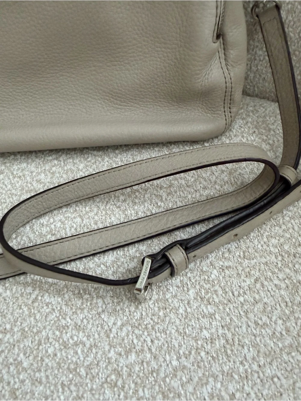 🤍 Michael Kors Crossbody Bag – Light Gray / Cream